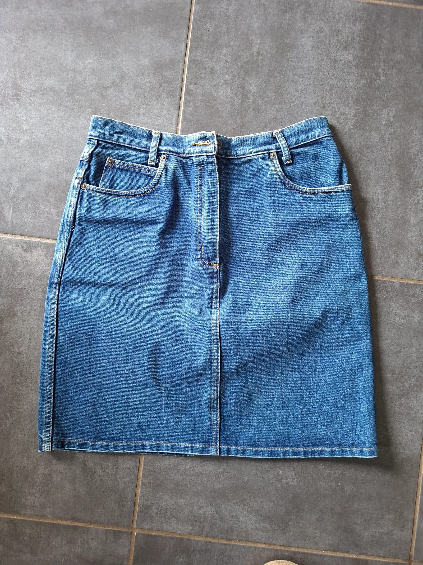 Falda vaquera talla 44 en perfecto estado – photo 3